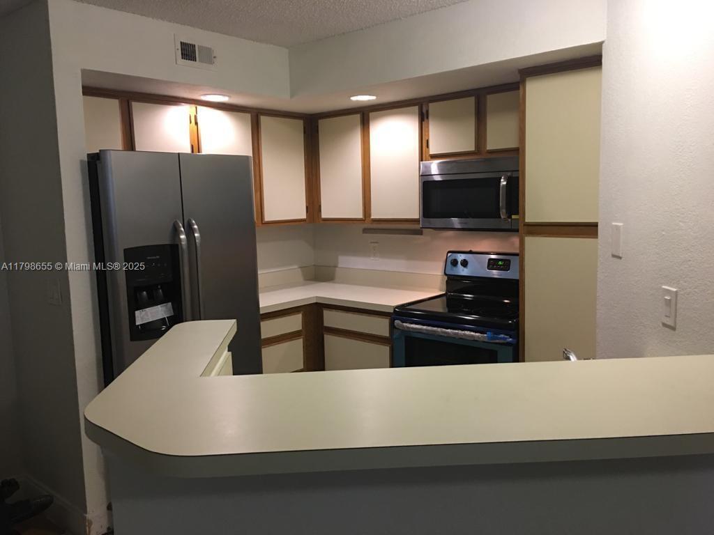Rental Property at 643 Vista Isles Dr 1815, Sunrise, Miami-Dade County, Florida - Bedrooms: 1 
Bathrooms: 1  - $1,850 MO.