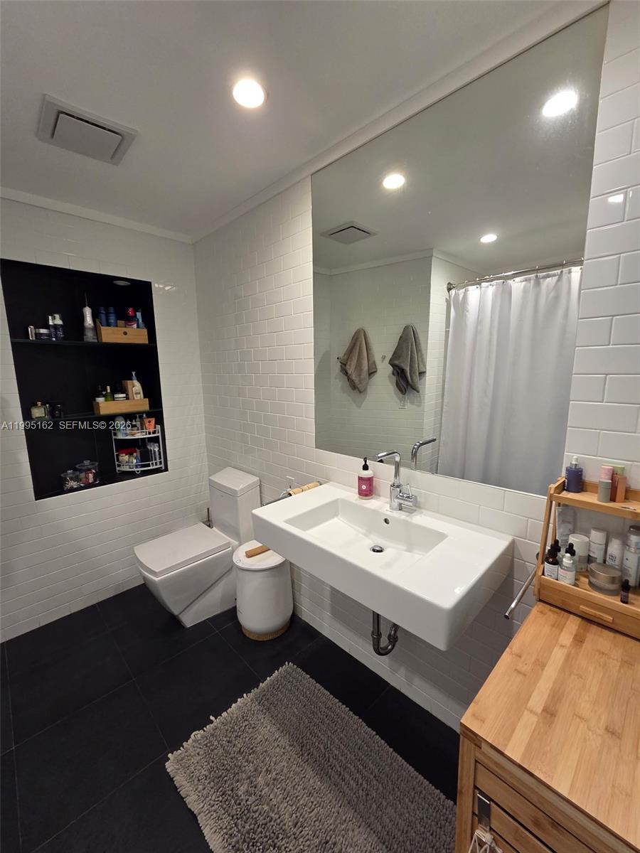 RHODES AMD NEW BISC - Residential Lease