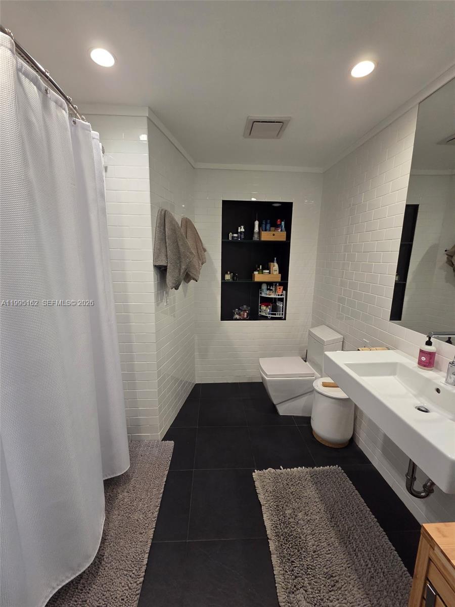 RHODES AMD NEW BISC - Residential Lease