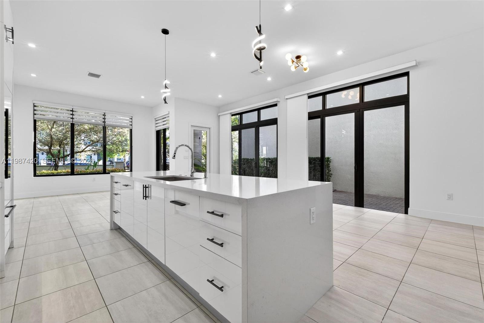 DOWNTOWN DORAL SOUTH PHAS - Residential