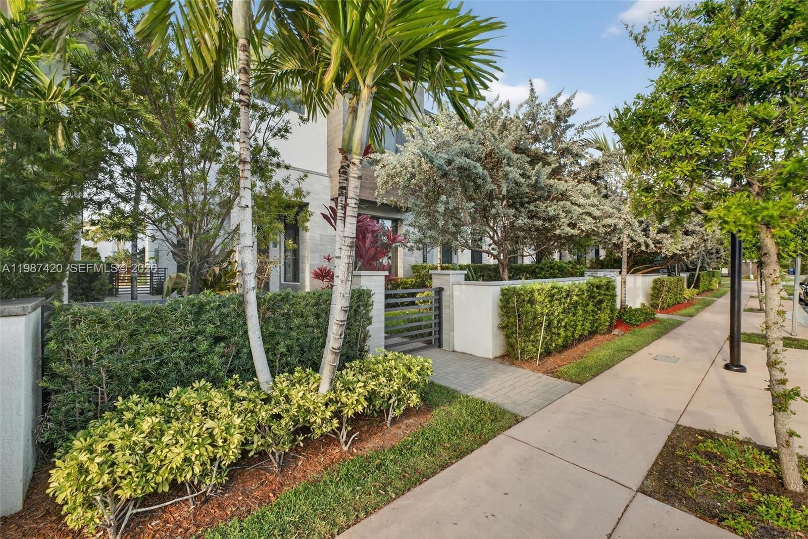 DOWNTOWN DORAL SOUTH PHAS - Residential