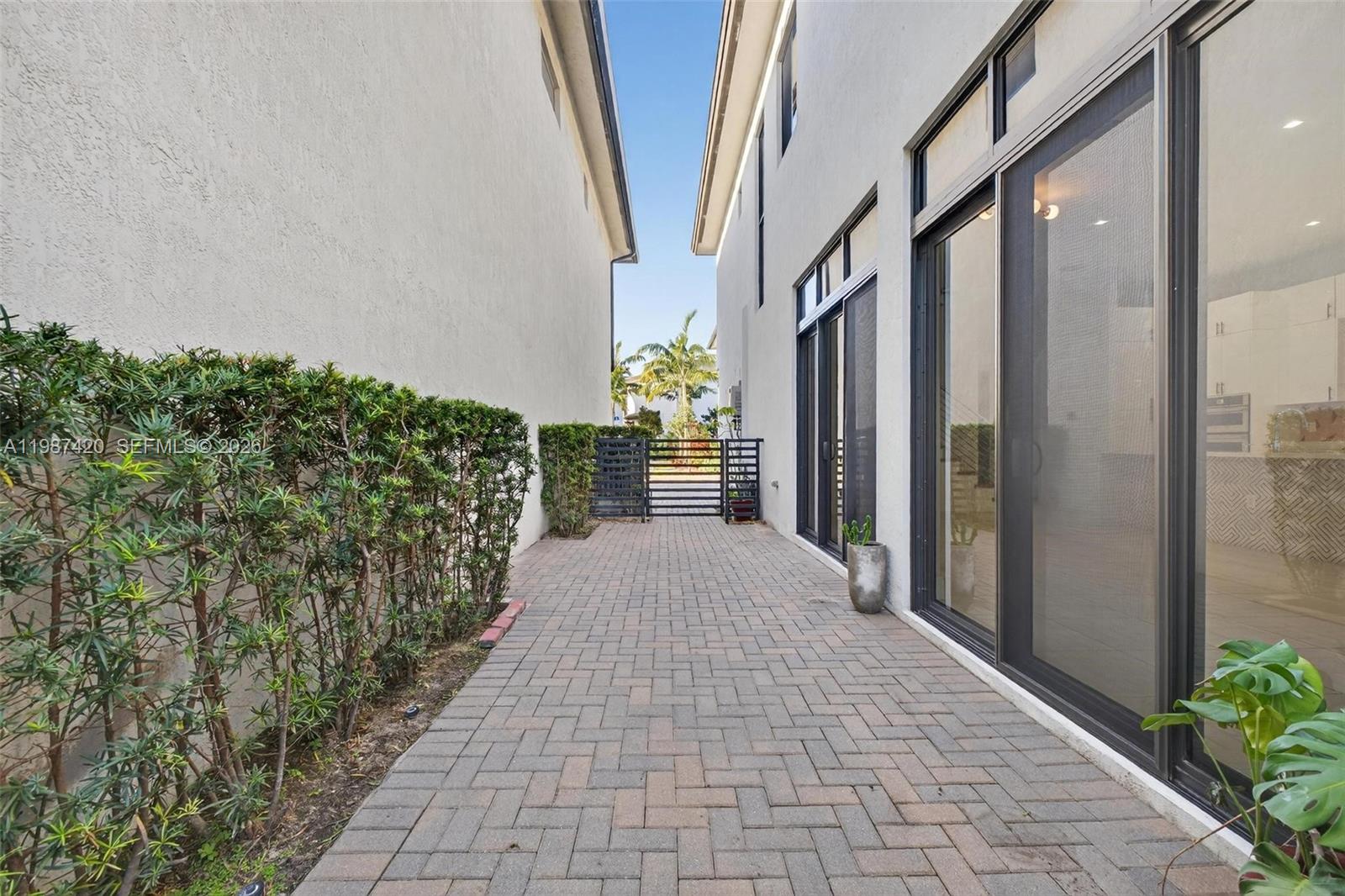 DOWNTOWN DORAL SOUTH PHAS - Residential