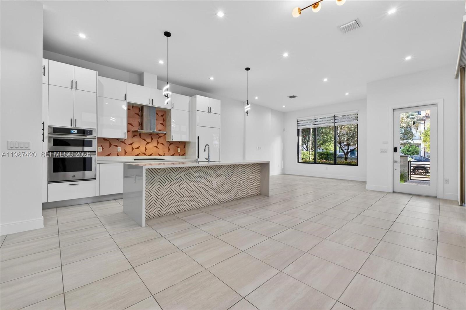 DOWNTOWN DORAL SOUTH PHAS - Residential