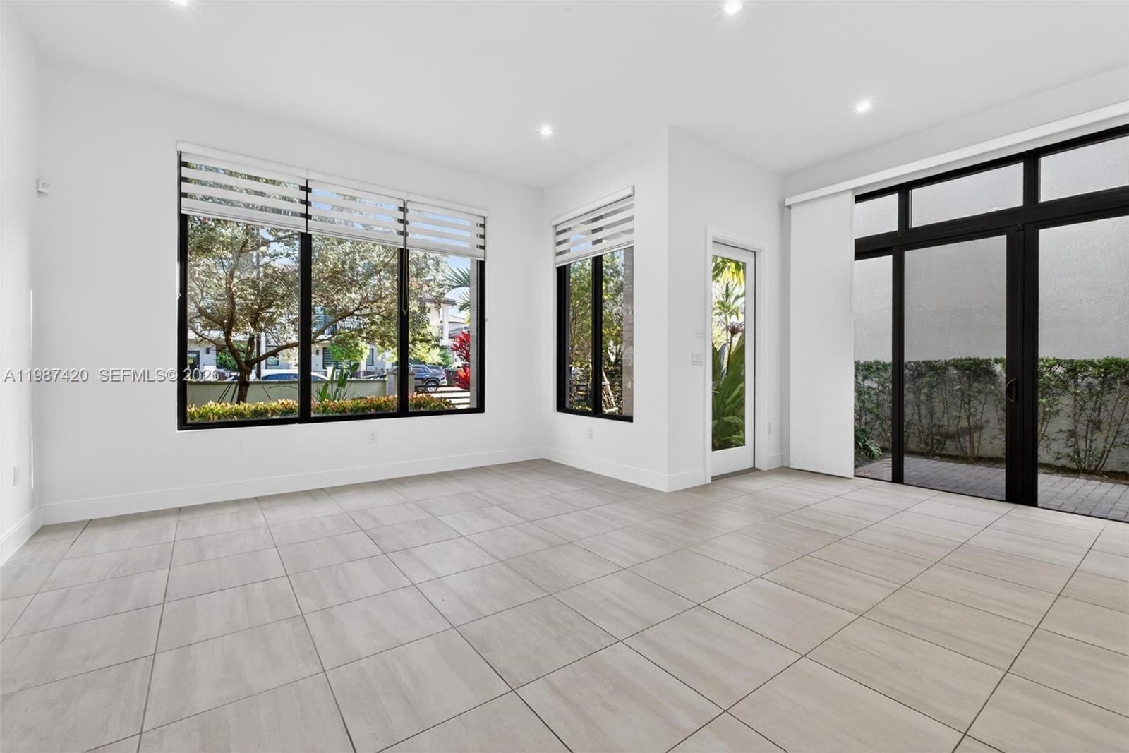 DOWNTOWN DORAL SOUTH PHAS - Residential