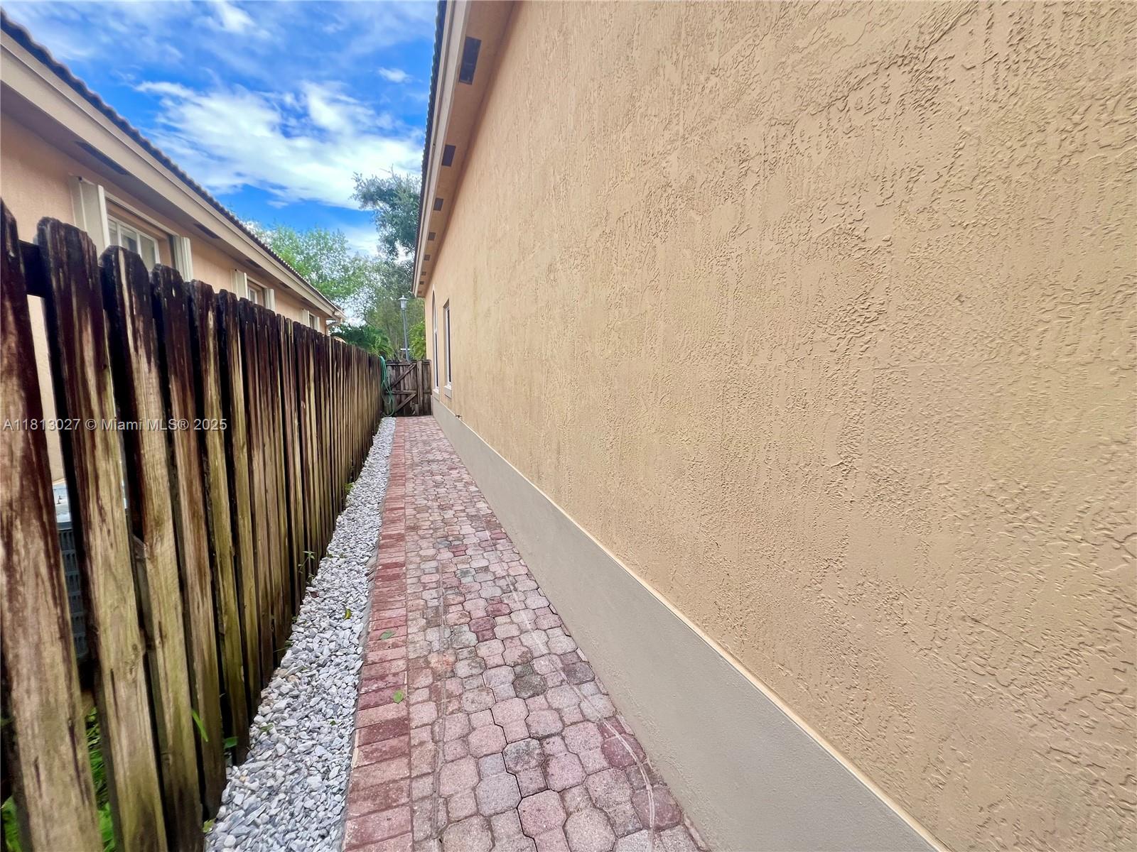 KARENERO FALLS - Residential Lease