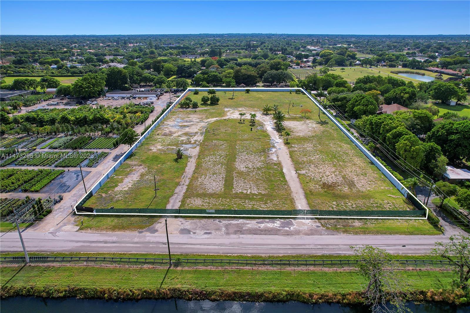 HORSE COUNTRY - Land