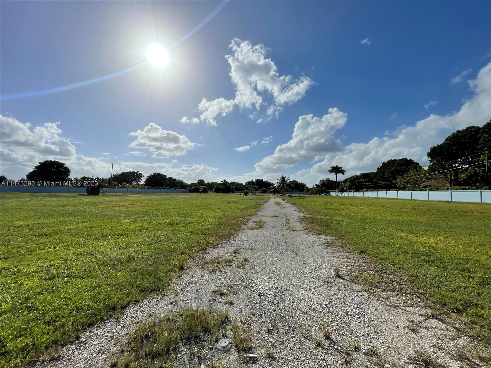 HORSE COUNTRY - Land