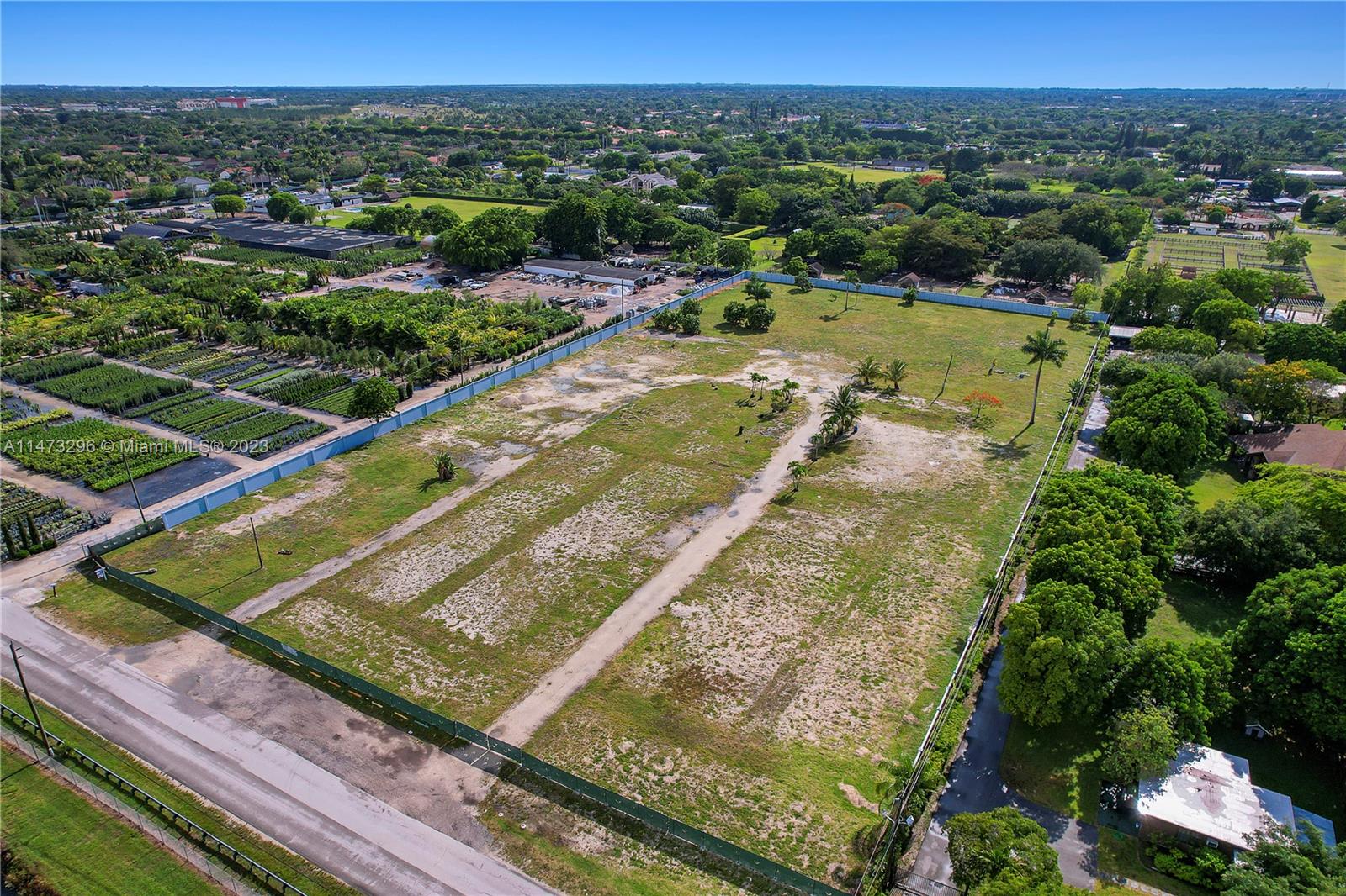 HORSE COUNTRY - Land