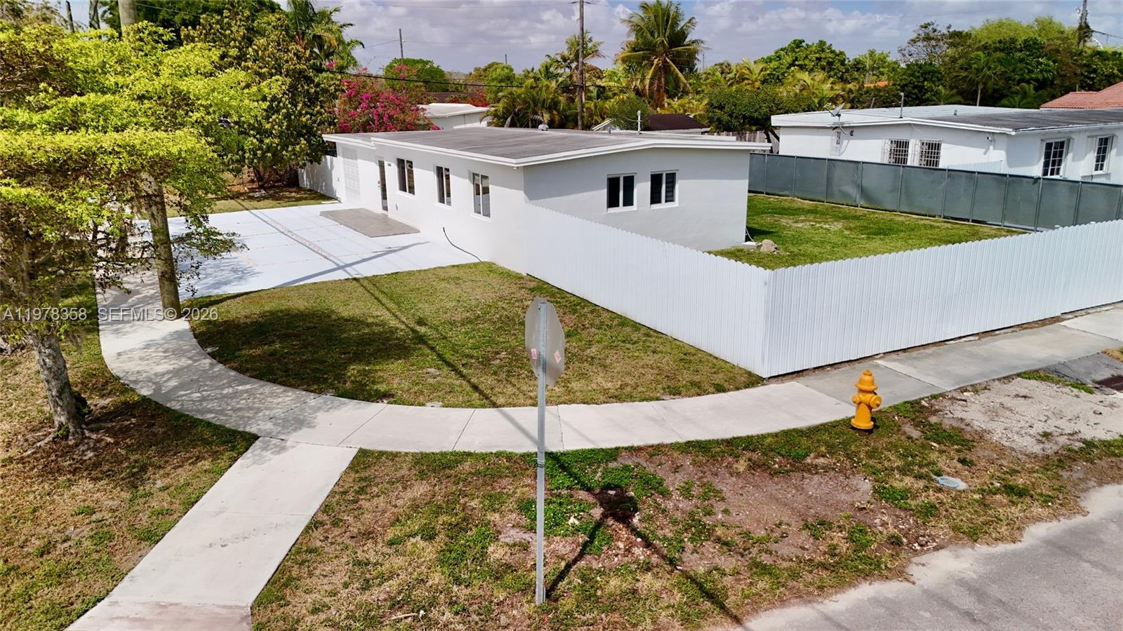10381 SW 32nd St, Miami, FL, 33165/$725,000 2 10381 SW 32nd St