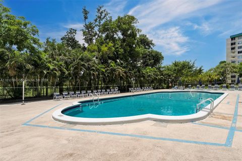 Condominium in Hollywood FL 4330 Hillcrest Dr Dr 27.jpg