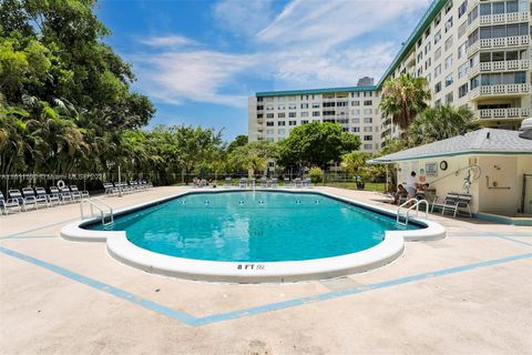 Condominium in Hollywood FL 4330 Hillcrest Dr Dr 3.jpg