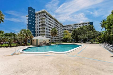 Condominium in Hollywood FL 4330 Hillcrest Dr Dr 28.jpg