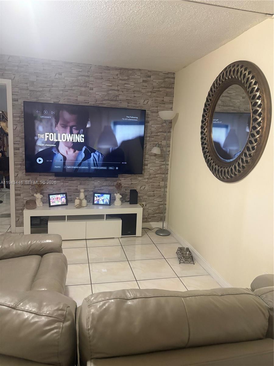 LAKESHORE CONDO 11 - Residential