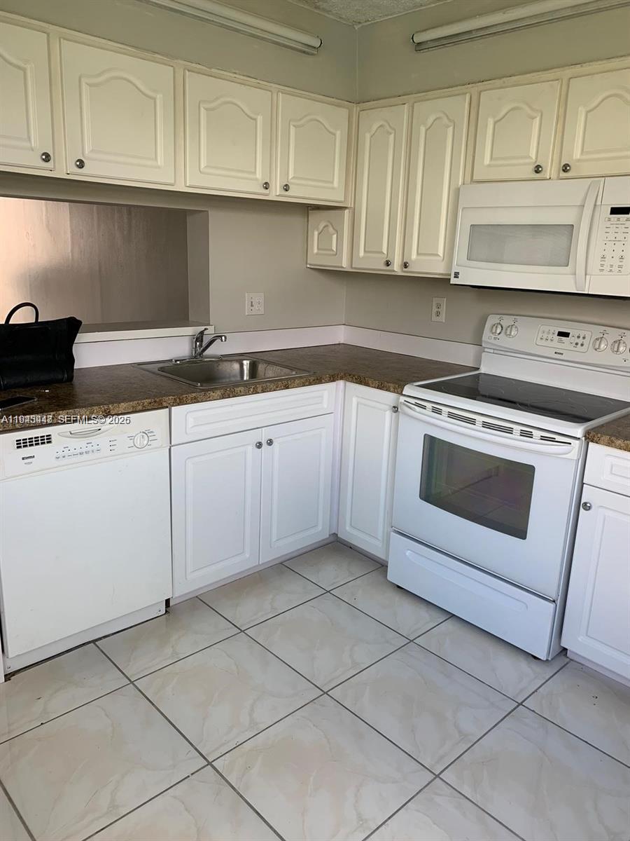 LAKESHORE CONDO 11 - Residential