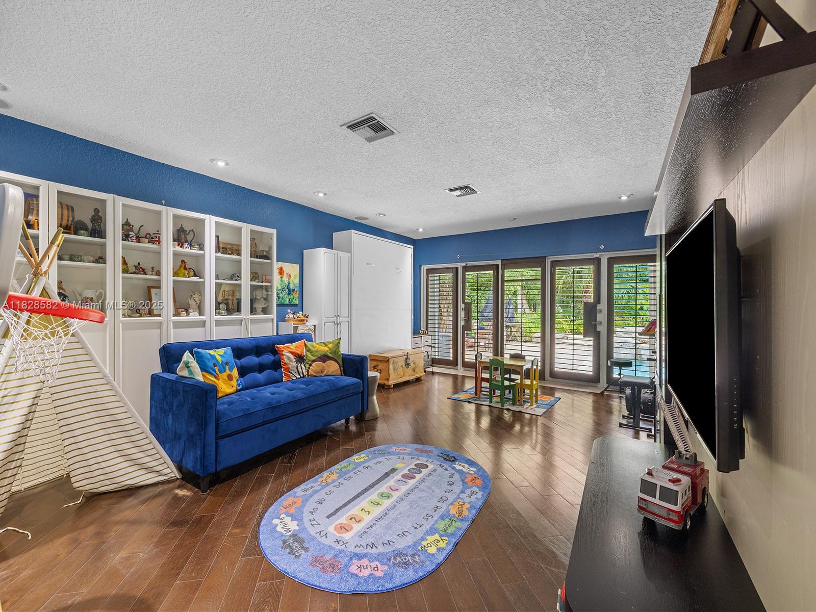 WARWICK MANOR - Residential