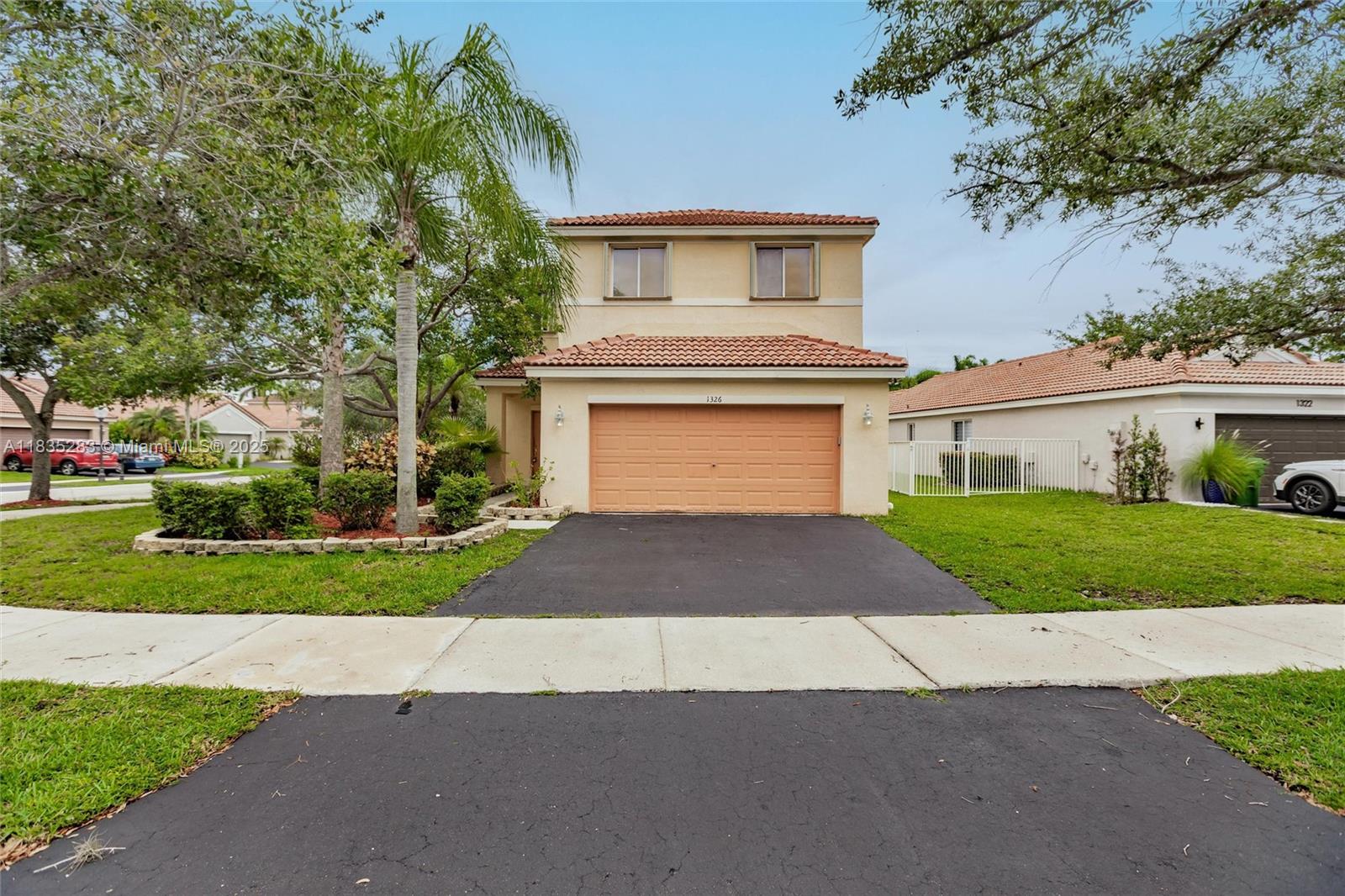 Beautiful 4BR/2.5BA Home in Savanna – Weston’s Premier Gated Community!
Located on a desirable corner lot, this updated home features new flooring (no carpet), fresh paint, an open floor plan, laundry room, and a 2-car garage. Includes:
Accordion shutters
Window treatments & light fixtures
Appliances: fridge, range, microwave, dishwasher
HVAC & irrigation systems
Enjoy resort-style amenities:
Pools (lap & slide), clubhouse, play areas
Courts for basketball, tennis & hockey
Walking/biking paths, green spaces
24/7 gated security
HOA: $560/quarter
Zoned for top-rated schools and minutes from parks and shops.
Schedule your showing today!
