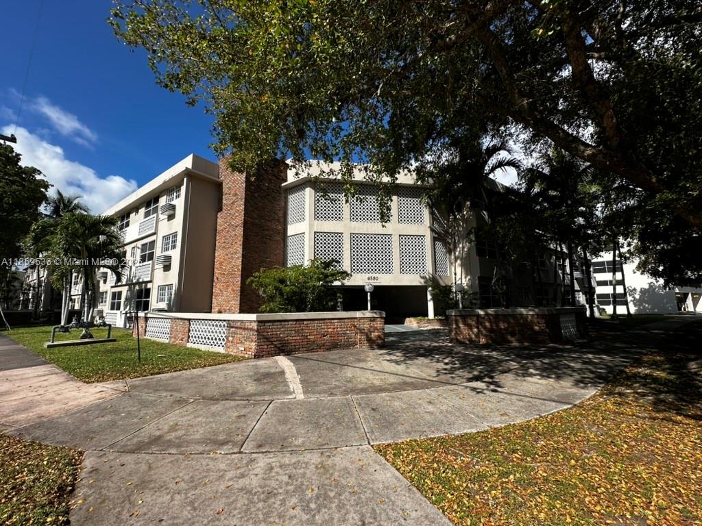 Cozy 1-bedroom, 2-bathroom unit complete with a screened balcony. Building is conveniently located within walking distance to Publix, Whole Foods, the University of Miami, and the William H. Kerdyk, Jr. and Family Park. Only 10-15 minutes away from Downtown South Miami and Dadeland Mall with plenty of other attractions nearby. One parking available with decal, on-site laundry facility, and a refreshing pool to enjoy. Small pets are welcome