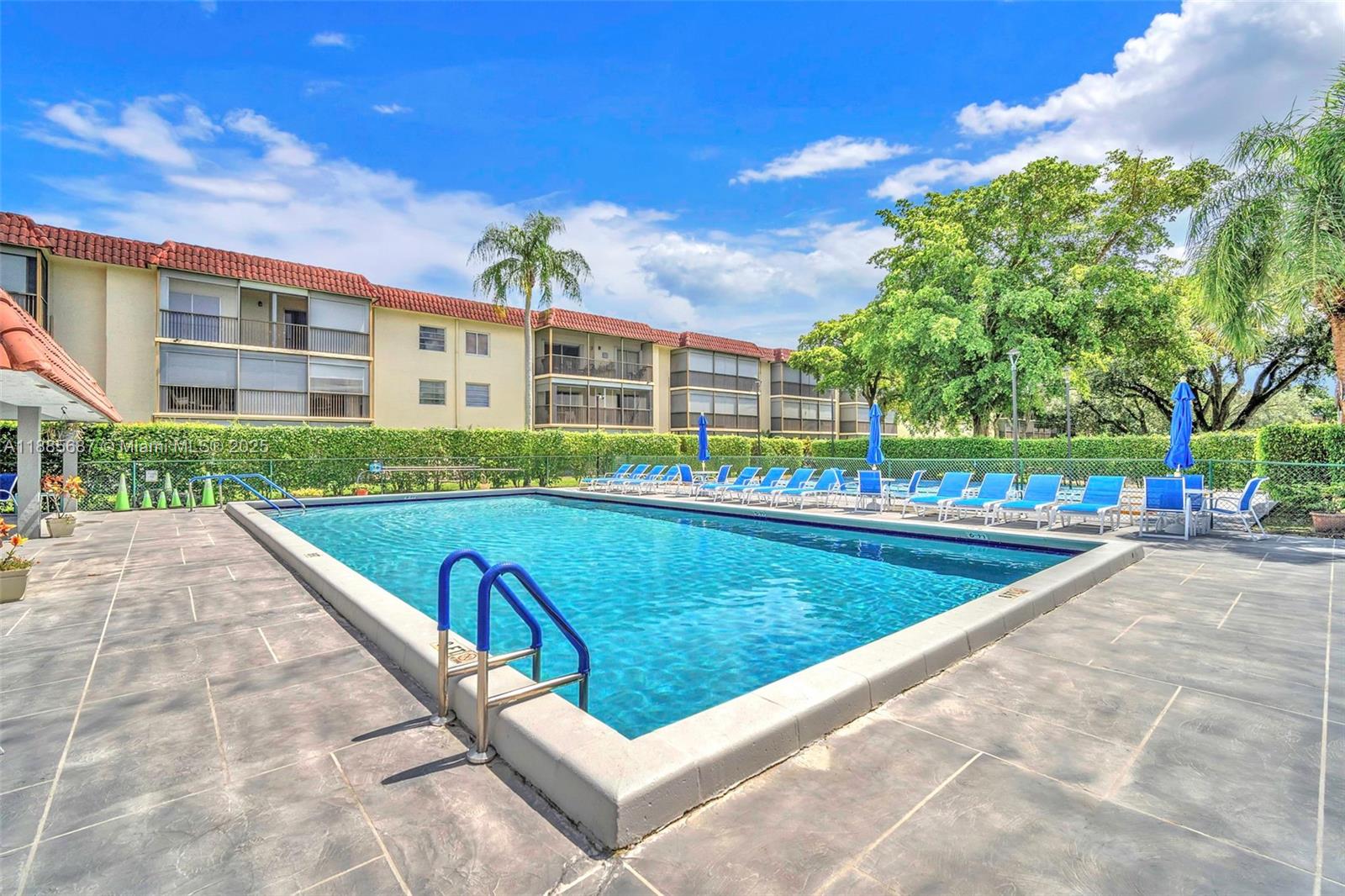 HOLLYBROOK GOLF AND - Residential