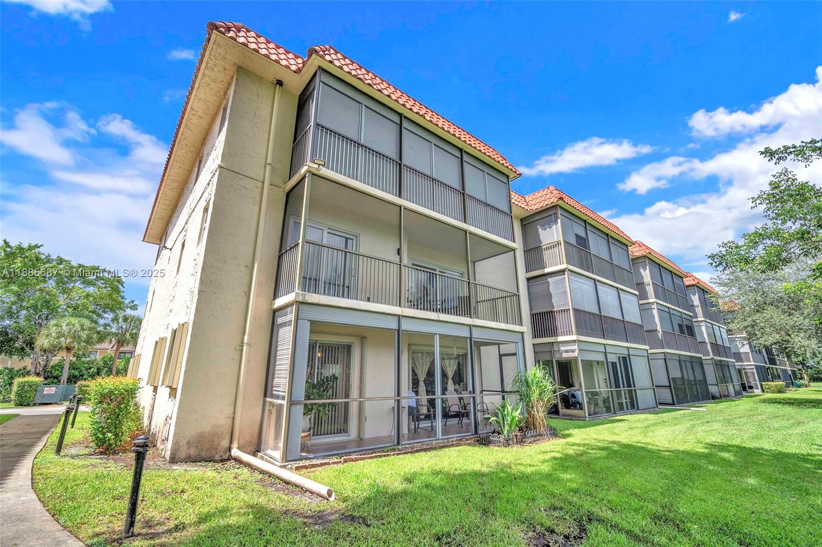 HOLLYBROOK GOLF AND - Residential
