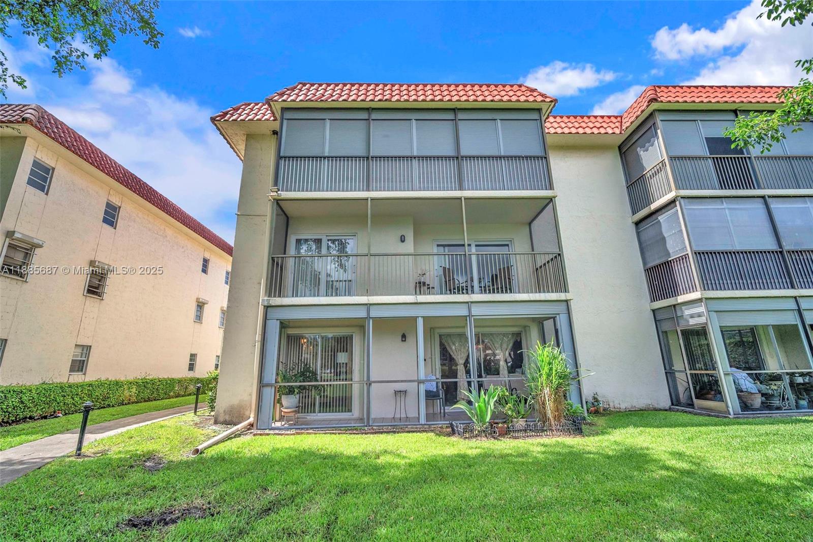HOLLYBROOK GOLF AND - Residential
