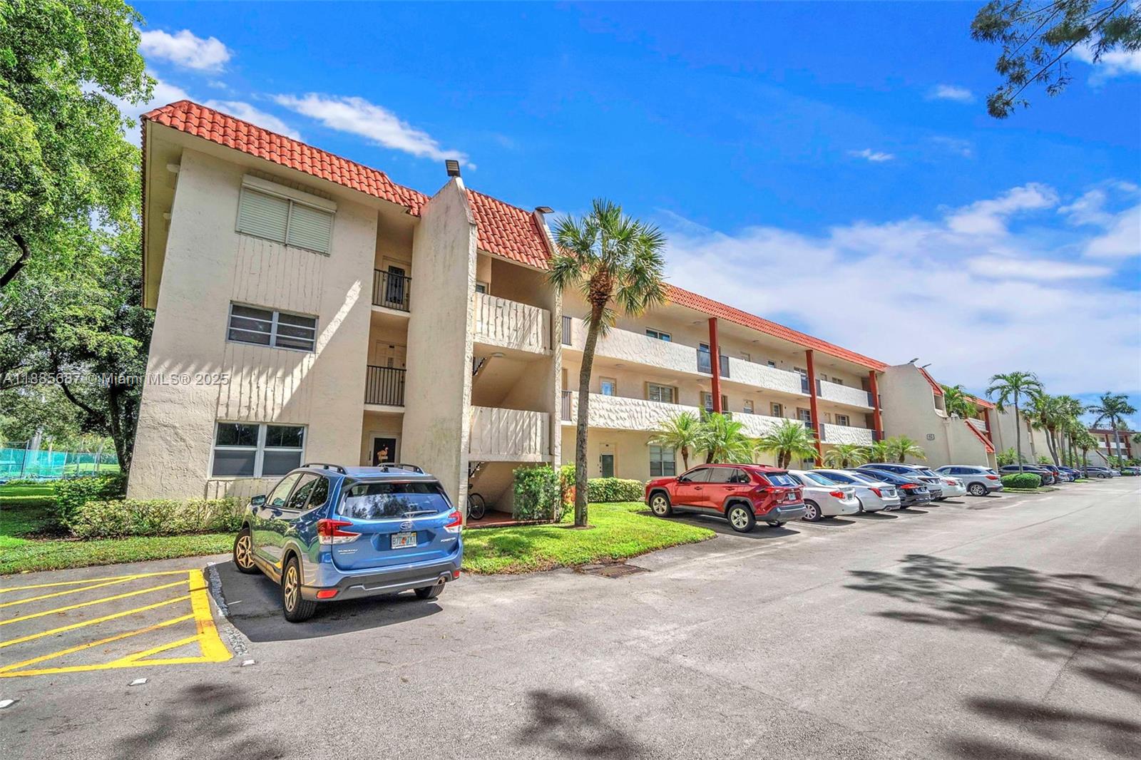 HOLLYBROOK GOLF AND - Residential