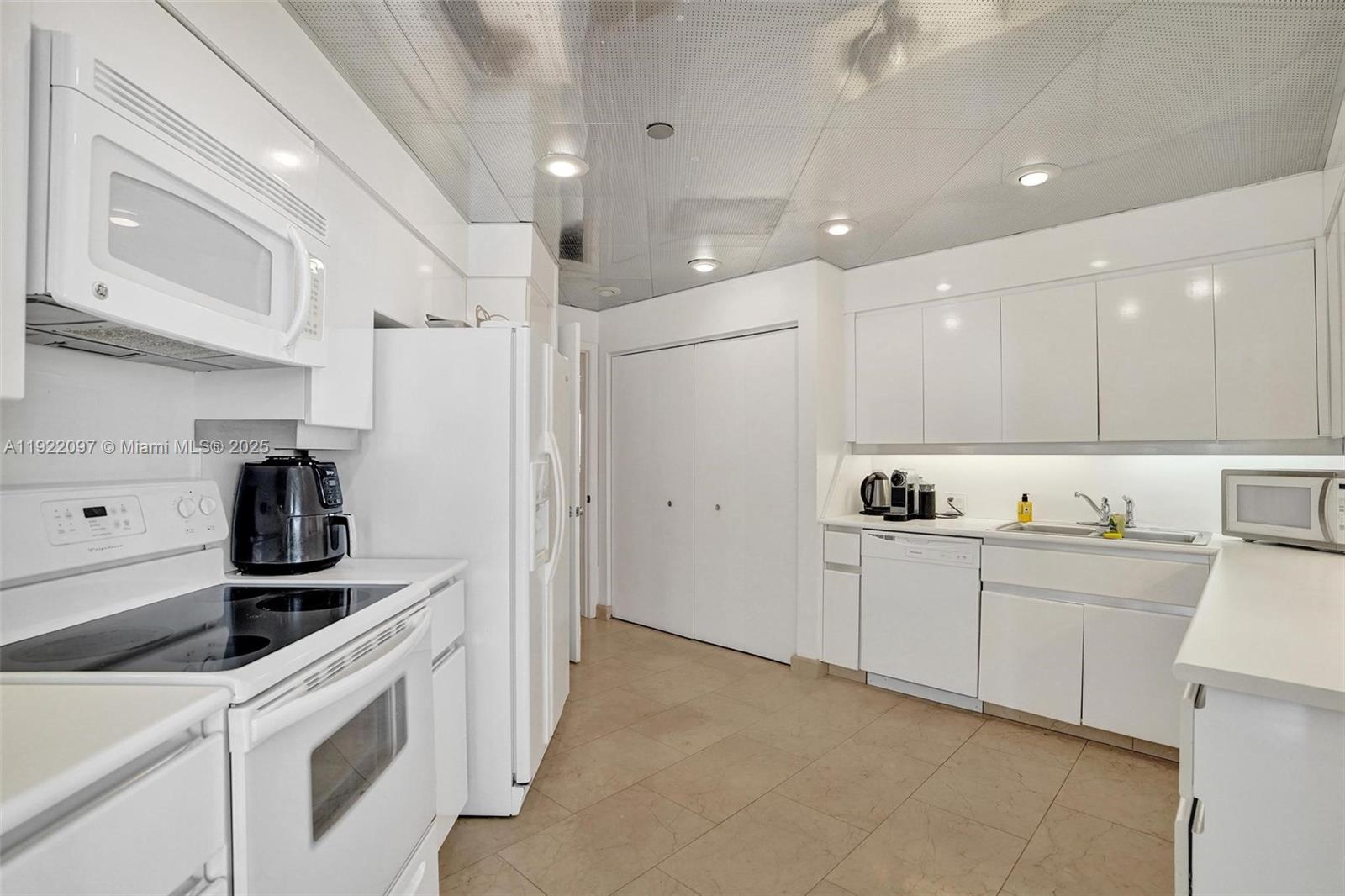 4000 ISL BLVD WILLIAMS IS - Residential