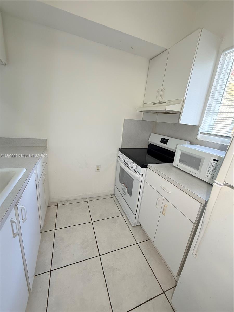 THE SHAMROCK CONDO - Residential Lease