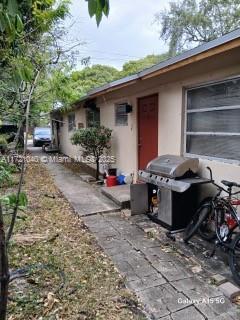 880 SW 28th St
