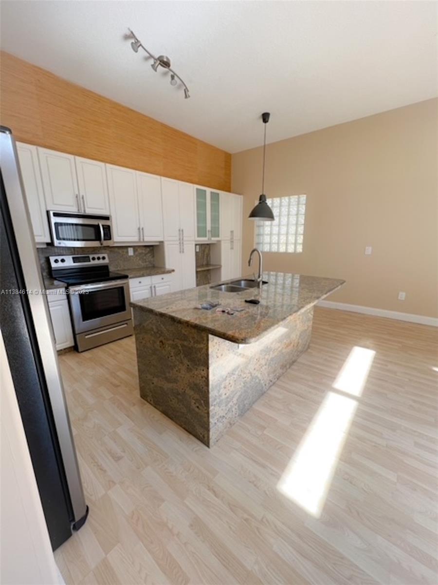 Beautiful and Spacious corner Single Family Home in the heart of Hollywood. This property offers 4 Beds / 2.1 Bath with a private backyard and a Jacuzzi. Great open kitchen layout with stainless steal appliances walking into a nice size family room. Fantastic and safe gated community 24/7 patrolled, with great ammenities for the kids and families, big complex pool, kids play ground, tennis courts and a gym.
Mins from Hollywood Beach and boardwalk, downtown hollywood, Gulf Stream, FLL Airport and Aventura mall.