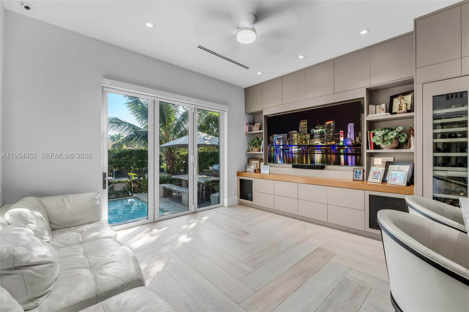 GABLES WATERWAY TOWN - Residential