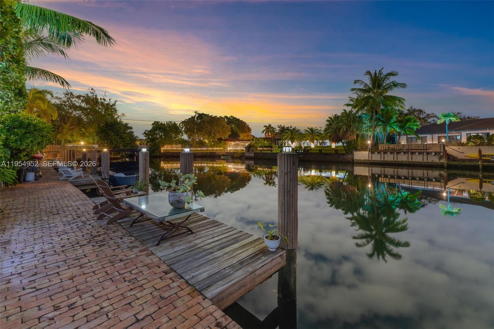 GABLES WATERWAY TOWN - Residential