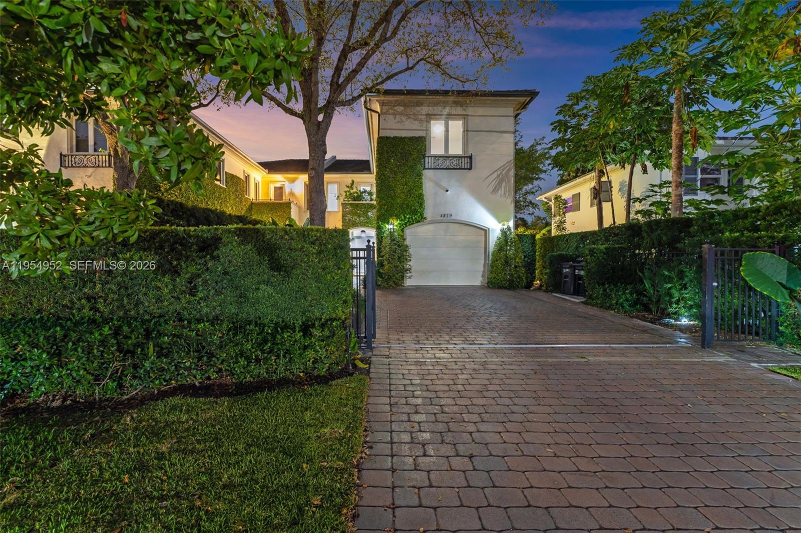 GABLES WATERWAY TOWN - Residential