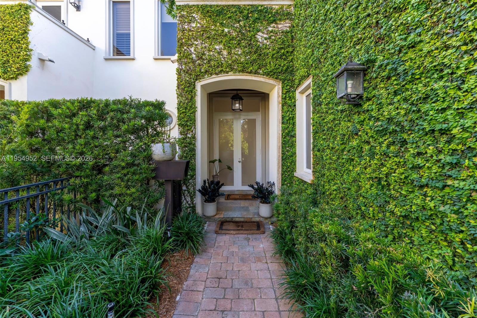 GABLES WATERWAY TOWN - Residential