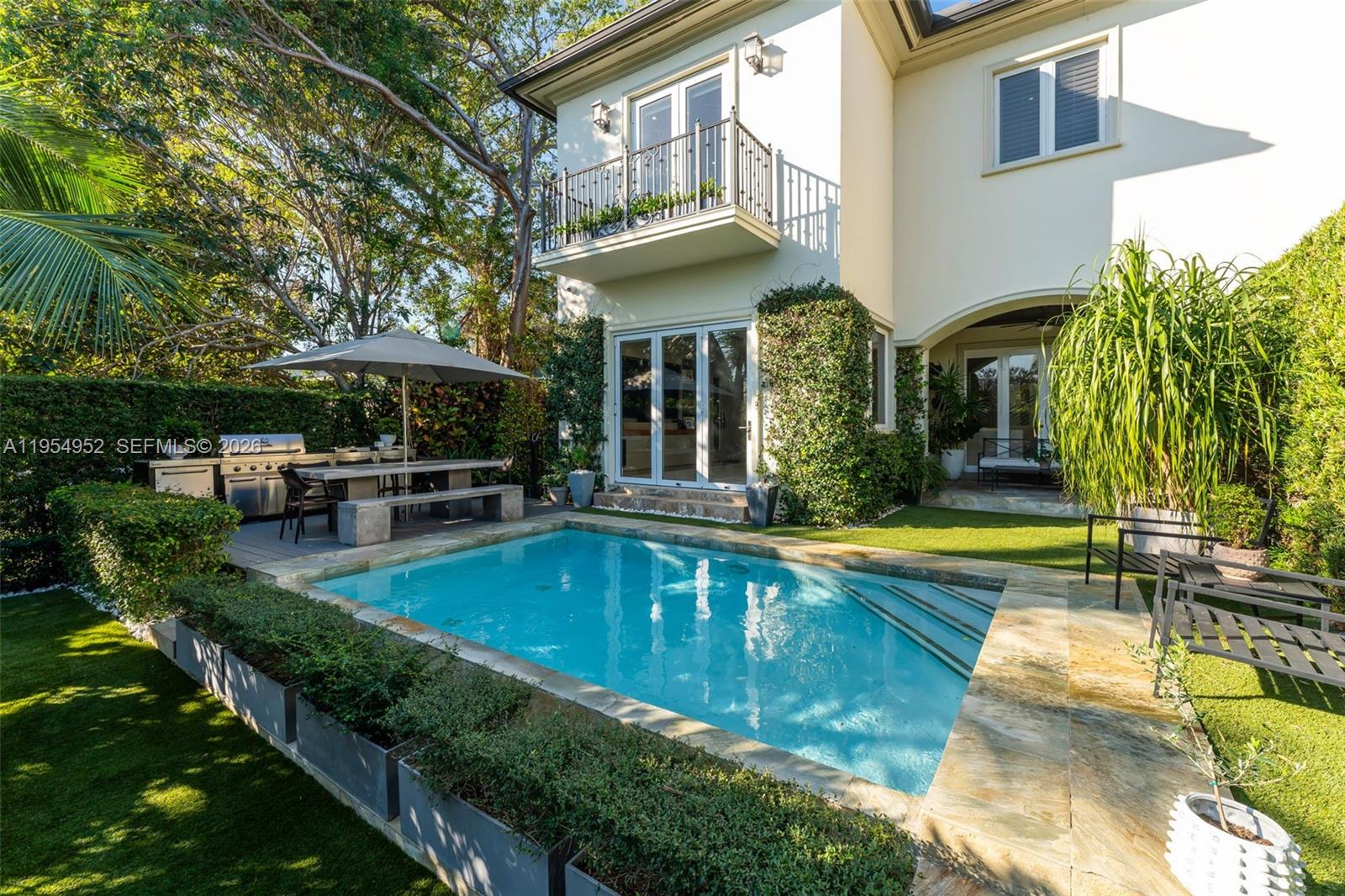 GABLES WATERWAY TOWN - Residential