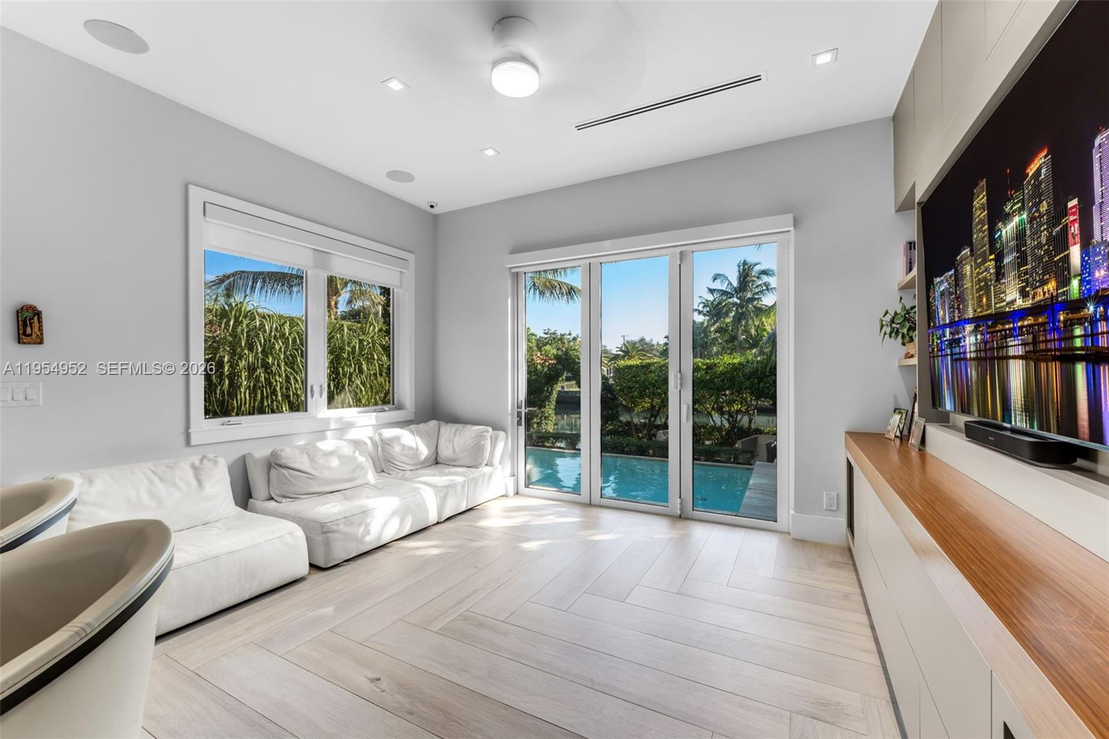 GABLES WATERWAY TOWN - Residential