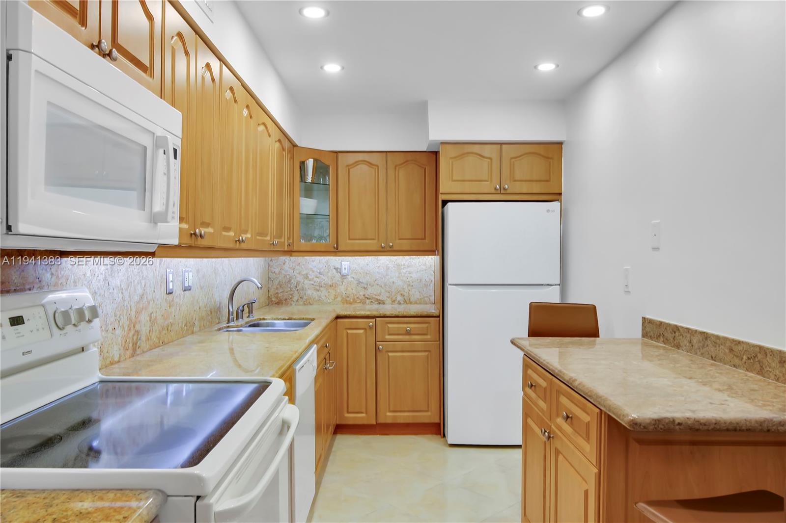 PLAZA TOWERS SOUTH CONDO - Residential