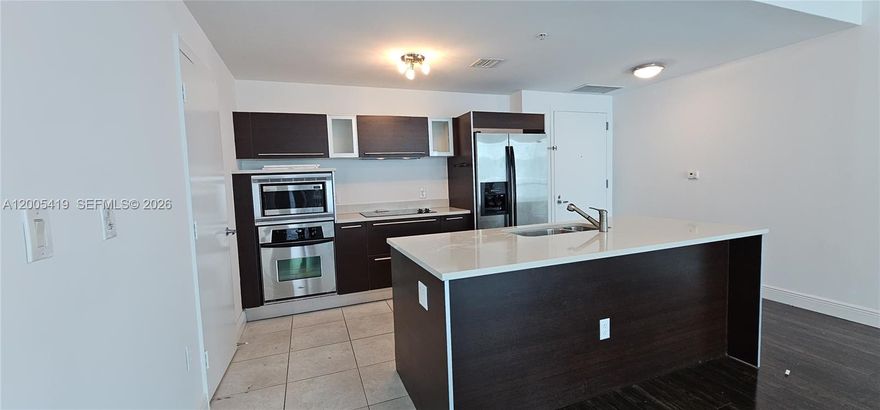 Spacious 1-bedroom, 1-bath residence with 663 sq ft located at Quantum on the Bay in the heart of Edgewater. This unit offers a functional layout with abundant natural light, and a private balcony.

Excellent investment opportunity, currently rented for $2,750/month through September 30, 2026, providing immediate income.

Ideally situated directly across from Margaret Pace Park, offering waterfront walking trails, tennis courts, and green spaces. Prime location just minutes from Wynwood, Miami Design District, Brickell, and Downtown Miami.

Quantum on the Bay is a full-service building featuring resort-style amenities including two pools, state-of-the-art fitness center, clubroom, theater, 24-hour concierge, and security.

Enjoy urban waterfront living with strong rental demand in one of Miami’s fastest-growing neighborhoods.