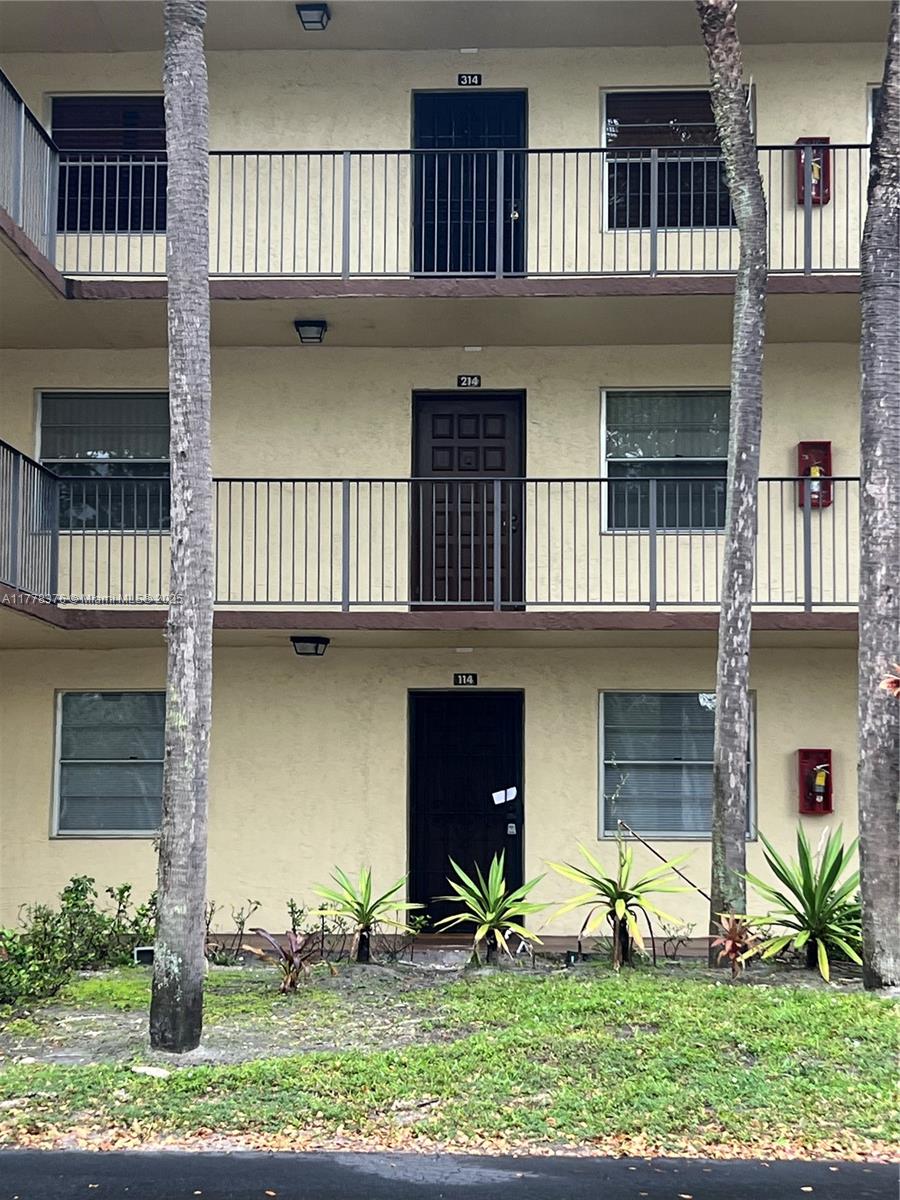 Rental Property at 3161 Nw 47th Ter 114, Lauderdale Lakes, Broward County, Florida - Bedrooms: 2 
Bathrooms: 2  - $2,000 MO.