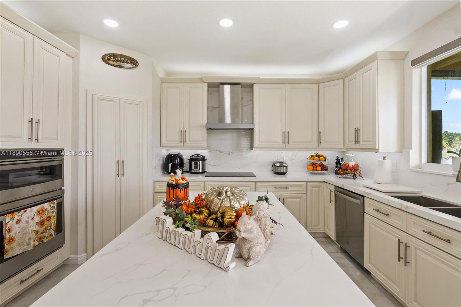 SUNSET LAKES PLAT THREE - Residential