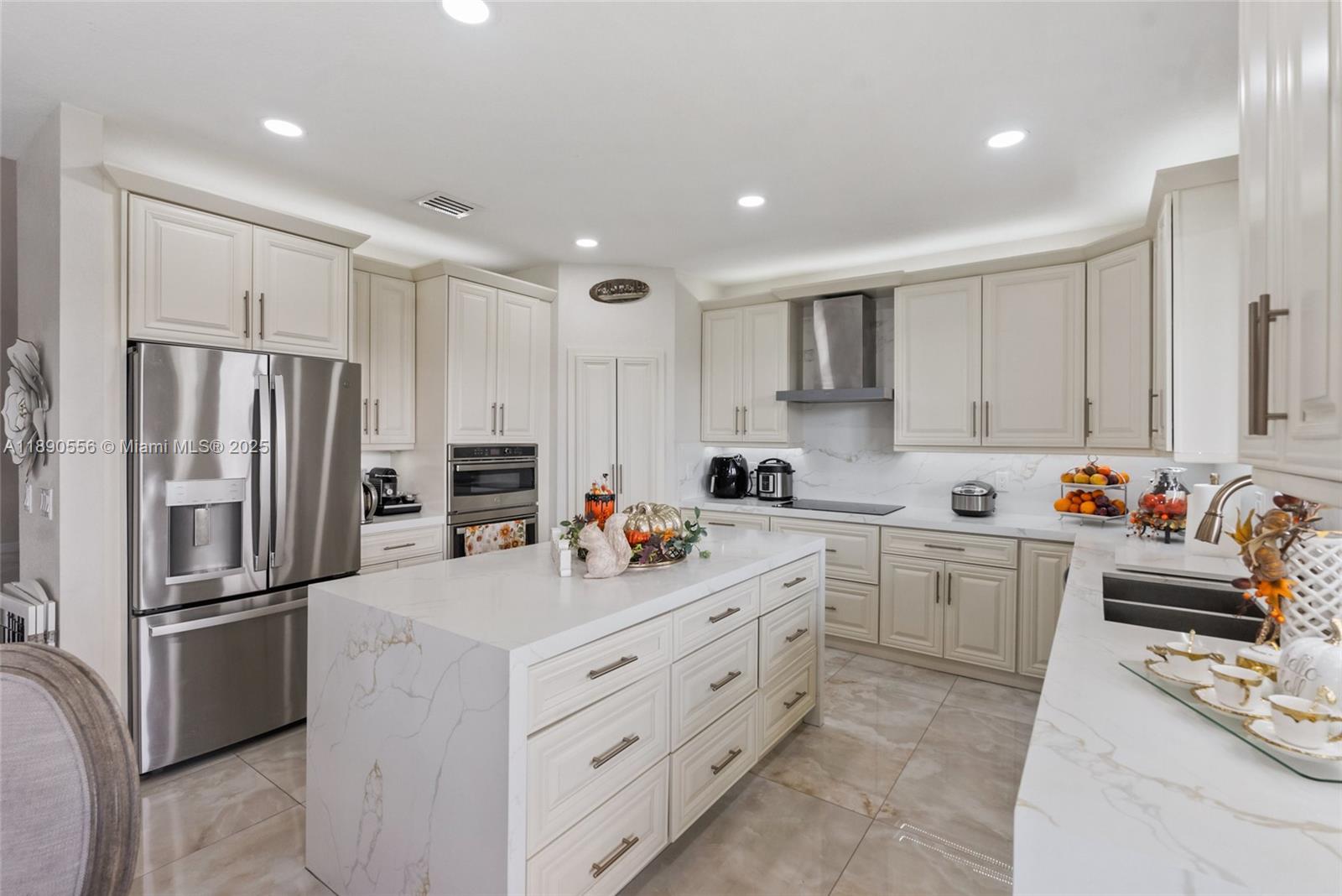 SUNSET LAKES PLAT THREE - Residential