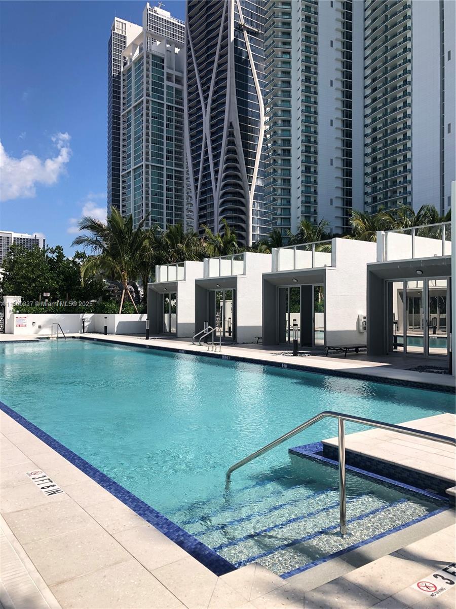 PARAMOUNT MIAMI WORLDCENT - Residential Lease