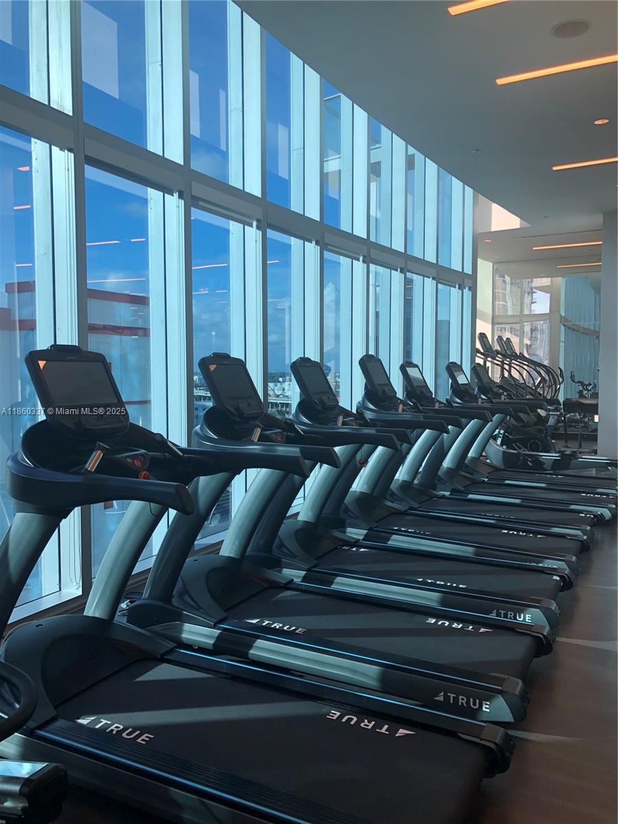 PARAMOUNT MIAMI WORLDCENT - Residential Lease