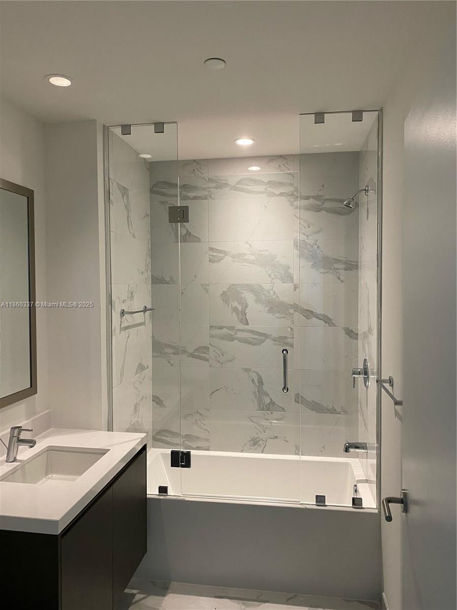 PARAMOUNT MIAMI WORLDCENT - Residential Lease