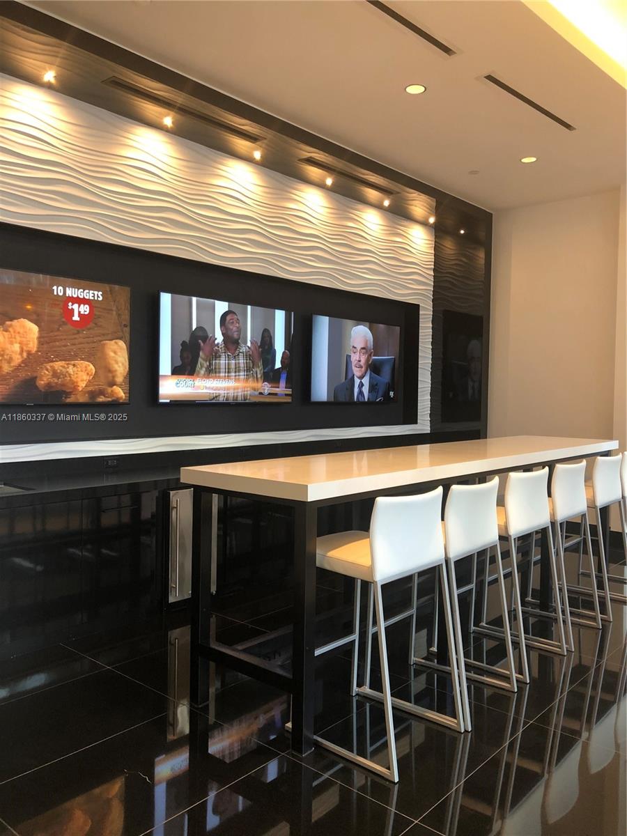 PARAMOUNT MIAMI WORLDCENT - Residential Lease