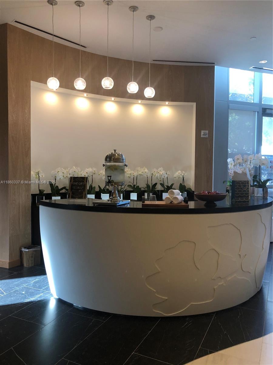 PARAMOUNT MIAMI WORLDCENT - Residential Lease