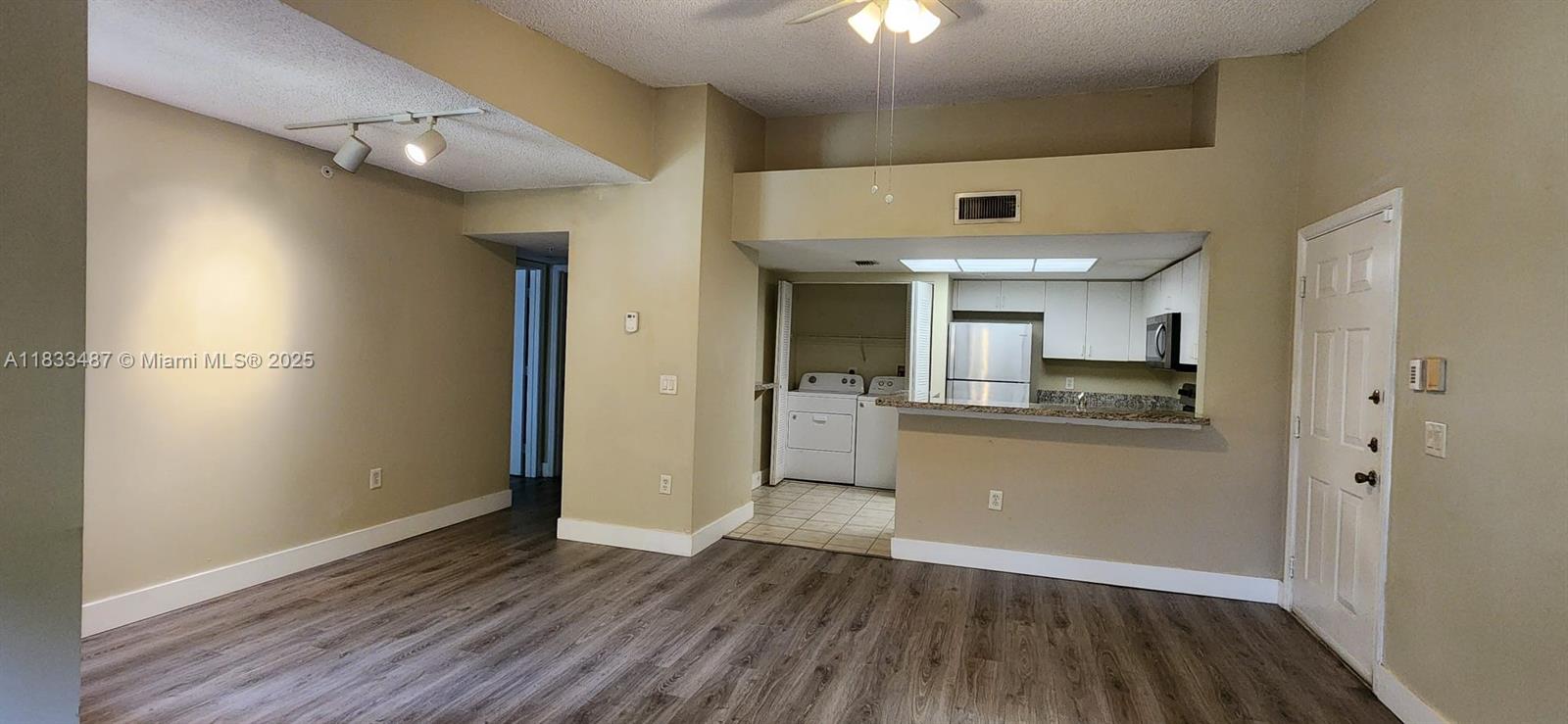 Top-floor one-bedroom unit at Grand Isles, featuring vaulted ceilings and no upstairs neighbors for added privacy and quiet. UNIT WILL BE PAINTED AND PROFESSIONALLY CLEANED. Located in a gated community offering resort-style amenities including a pool, clubhouse, tennis courts, and more. The unit has laminated flooring throughout, an updated kitchen and a serene garden view.
Please note: Water is not included in the rent. The association requires at least one applicant to have a minimum credit score of 630. Rapid approval process.
Move-in requirements: First month, last month, and security deposit.