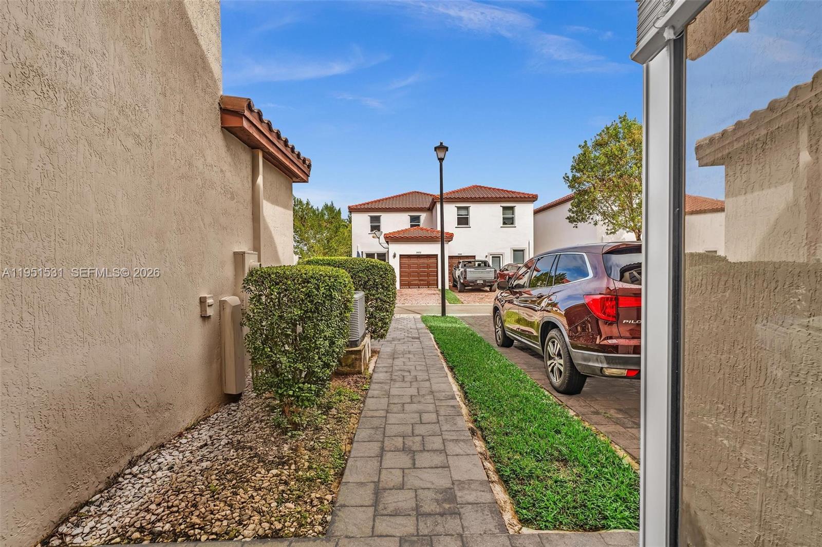 KENDALL COMMONS TOWNHOMES - Residential