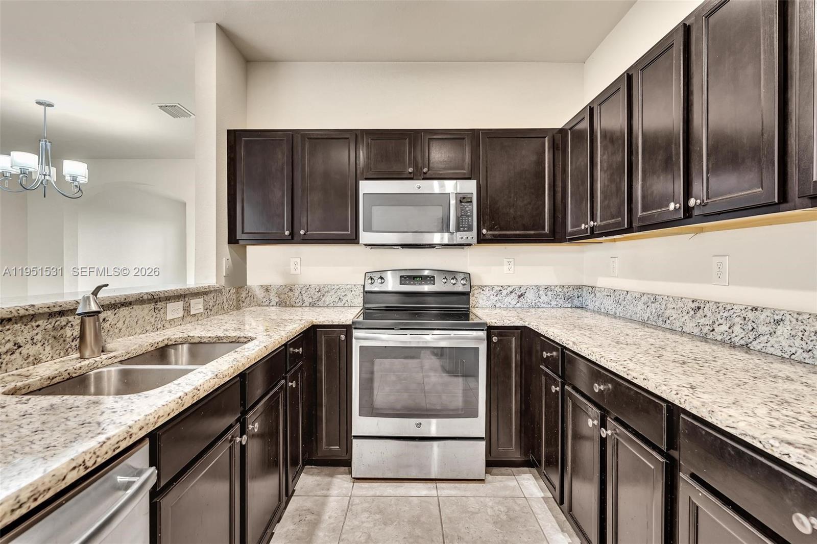 KENDALL COMMONS TOWNHOMES - Residential