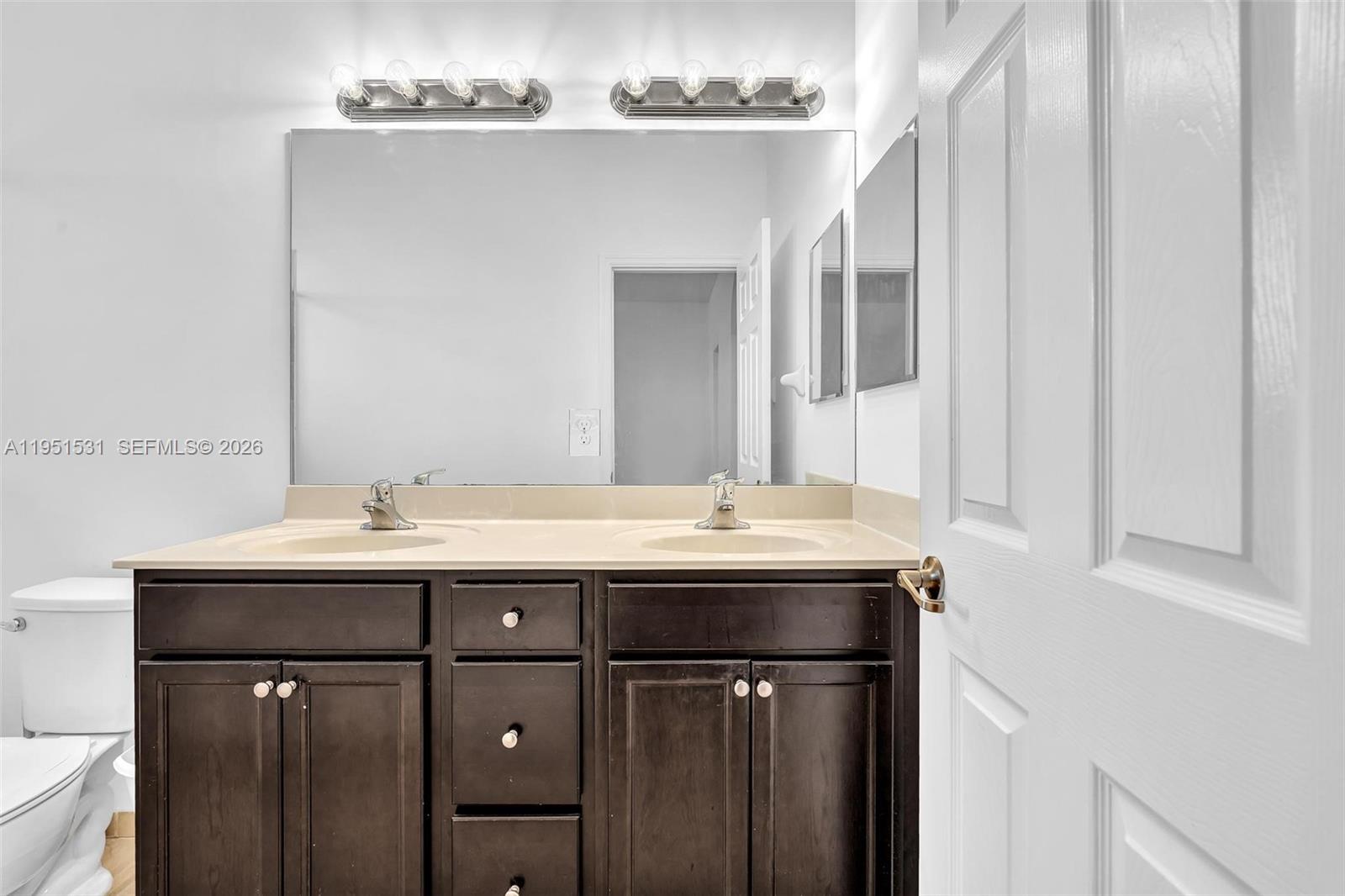 KENDALL COMMONS TOWNHOMES - Residential