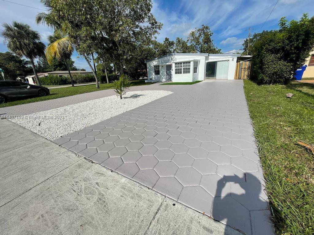 Spacious 3-bedroom, 2-bathroom house for rent in Miami Gardens, Miami. Features a large backyard with fruut trees. Ideal for those looking for a comfortable home. Included with new appliances: stove, microwave, and refrigerator. Don't miss out on this great opportunity!